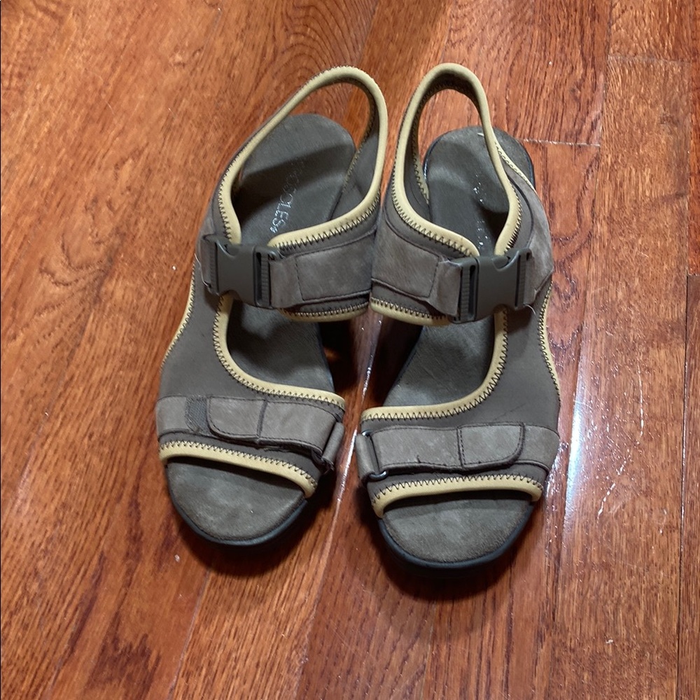 AEROSOLES Gray and Tan Suede Sandals sz 10